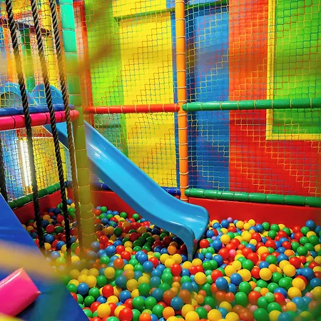 Dworski Galaktyczny Park 3* Warzymice